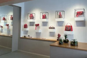 Visual Merchandising Example: handbags display - Visual Merchandising Course by Monica Minervini